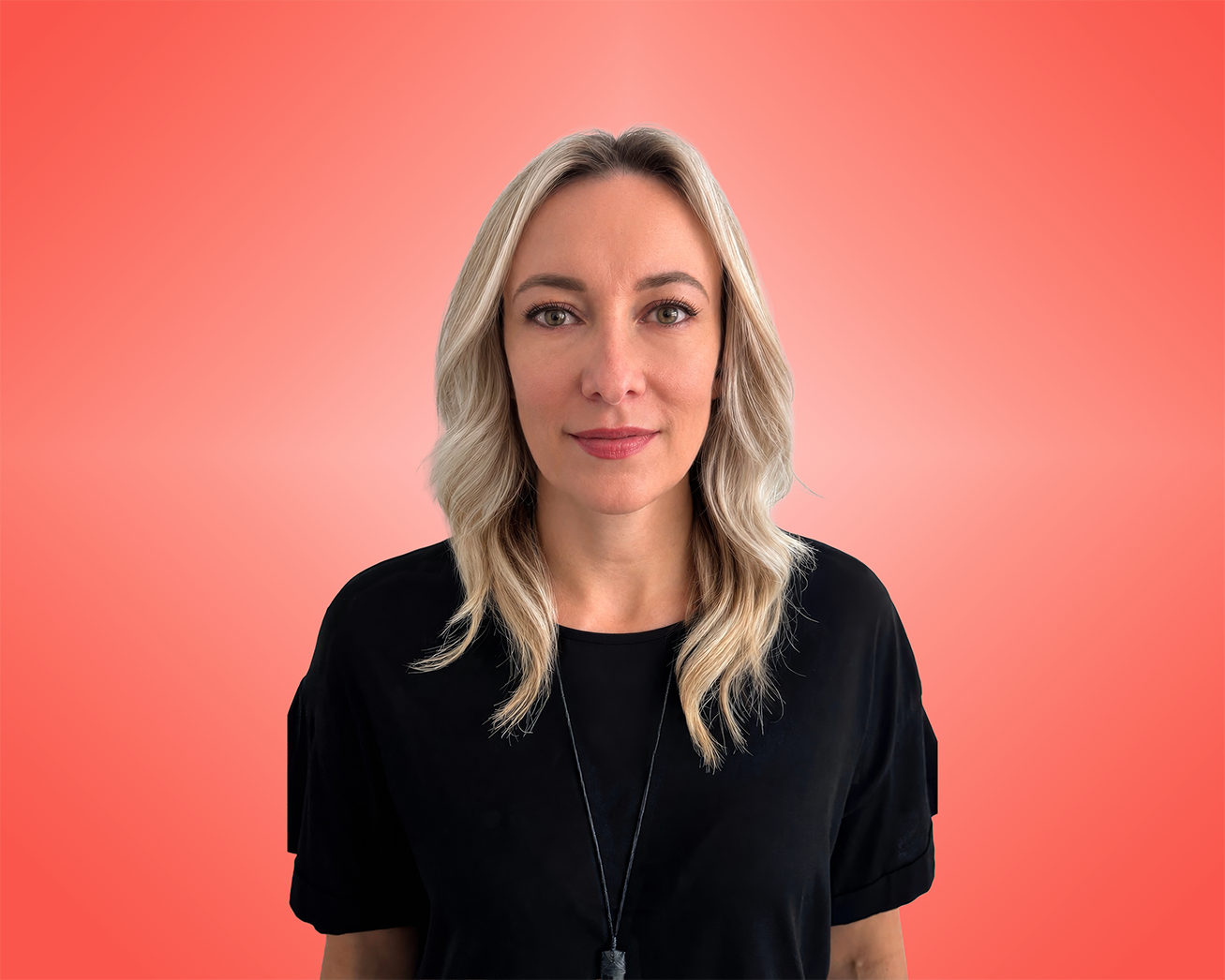 portrait photo of Lara Creagh